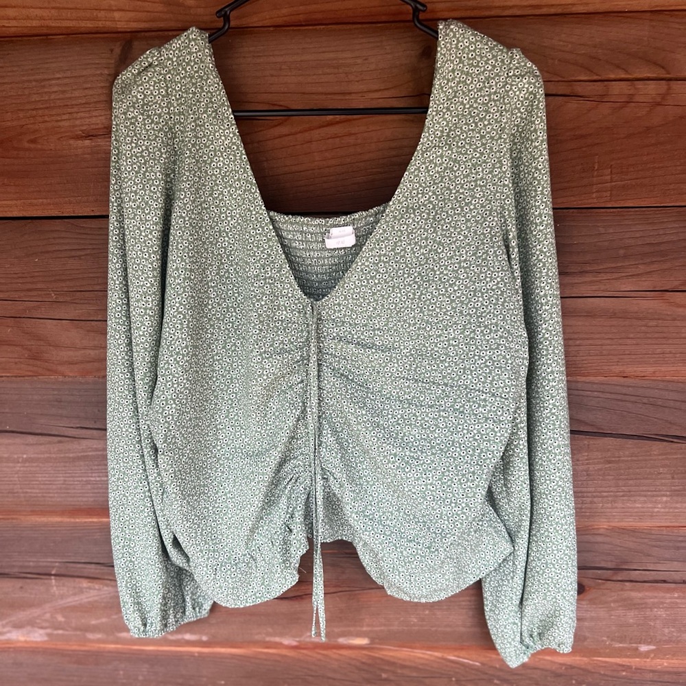 H&M Green Floral Blouse With Ruched front and V neck 
Size XL